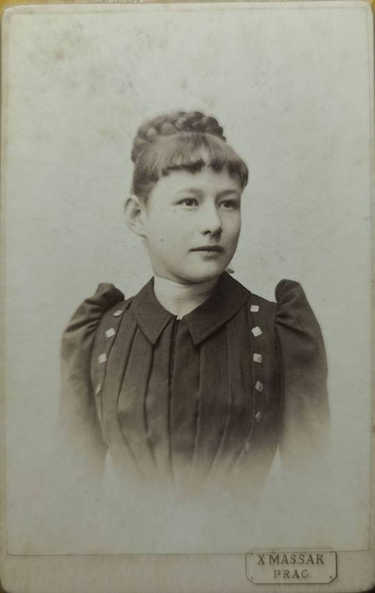 Obsah obrzku Lidsk tv, obleen, portrt, Retro styl

Obsah generovan pomoc AI me bt nesprvn.