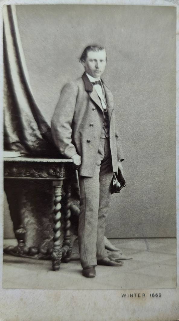 Obsah obrzku obleen, osoba, Retro styl, mu

Obsah generovan pomoc AI me bt nesprvn.