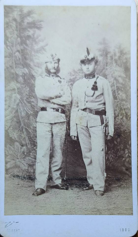 Obsah obrzku obleen, mu, osoba, venku

Obsah generovan pomoc AI me bt nesprvn.