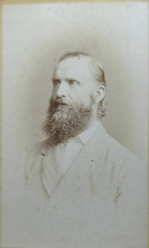 Obsah obrzku portrt, Lidsk vousy, Lidsk tv, mu

Obsah generovan pomoc AI me bt nesprvn.