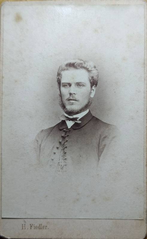 Obsah obrzku Lidsk tv, mu, portrt, obleen

Obsah generovan pomoc AI me bt nesprvn.