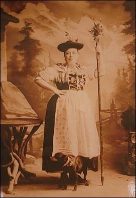 Obsah obrzku obleen, obraz, nbytek, Retro styl

Popis byl vytvoen automaticky