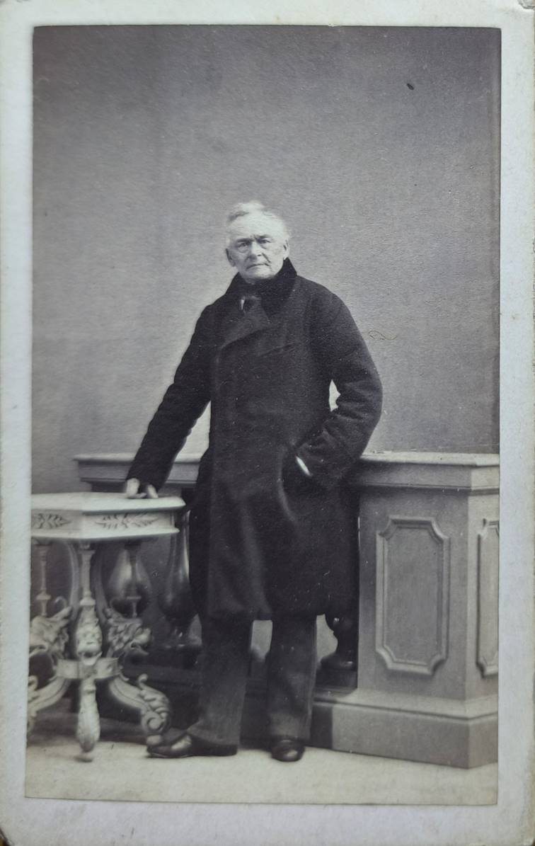 Obsah obrzku obleen, osoba, Retro styl, rm obrazu

Obsah generovan pomoc AI me bt nesprvn.